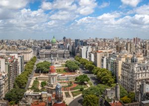 Vista aérea de la ciudad de Buenos Aires y la Plaza del Congreso.