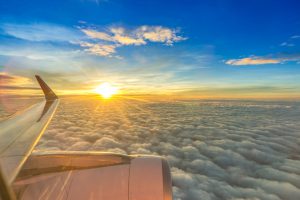 Vista aérea desde el ala de un avión