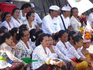 ceremonia religiosa puerto lembongan