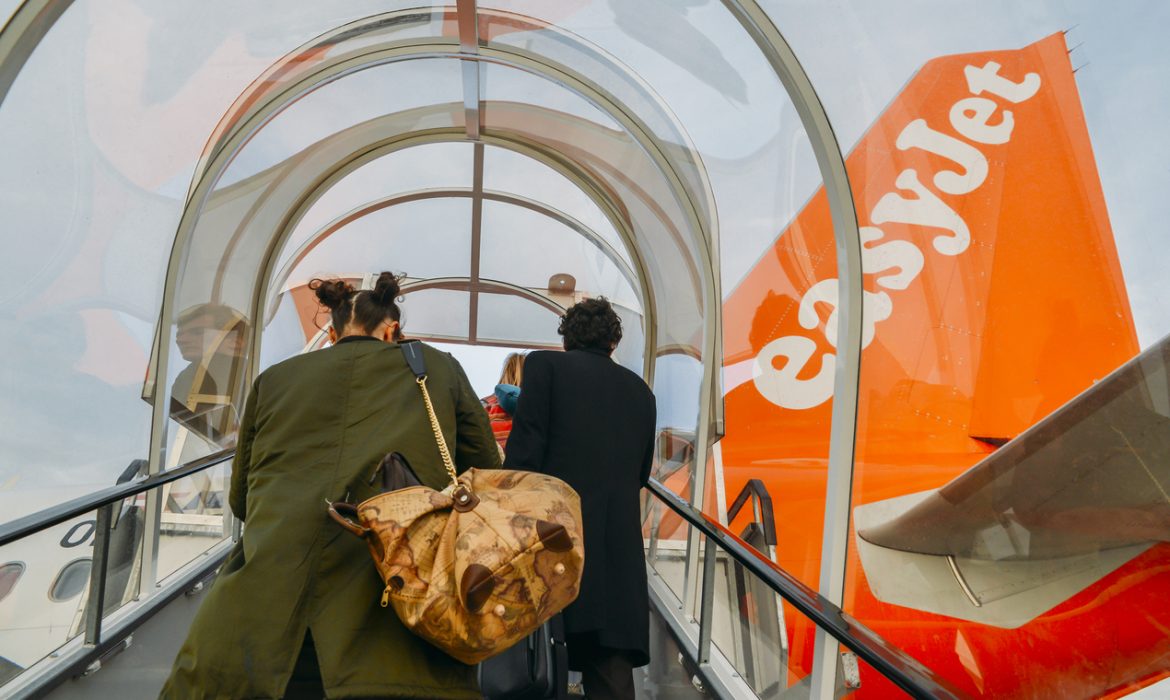 EasyJet deja en tierra toda su flota de aviones por el desplome de la demanda